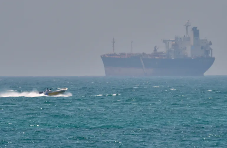البحرية الإيرانية تستهدف سفينة "MSC Sariiska" بصاروخ كروز رداً على عملية أمريكية في بحر عُمان