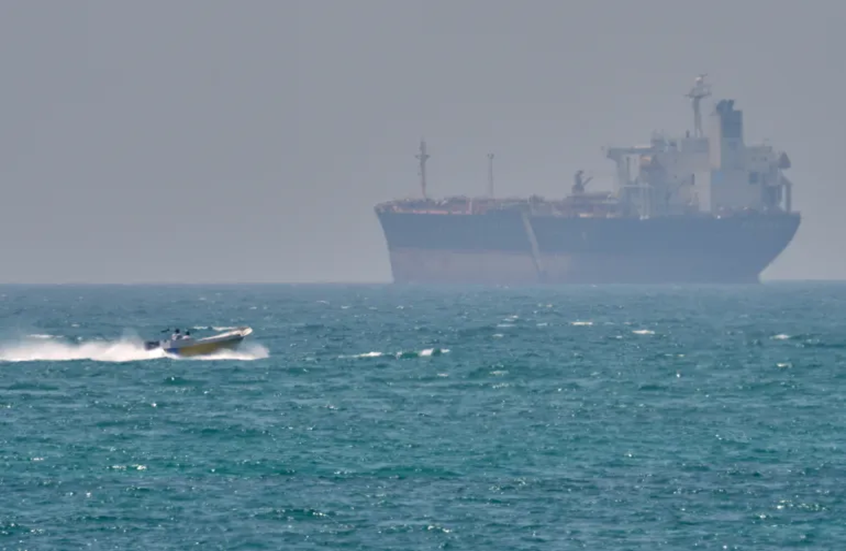 البحرية الإيرانية تستهدف سفينة "MSC Sariiska" بصاروخ كروز رداً على عملية أمريكية في بحر عُمان