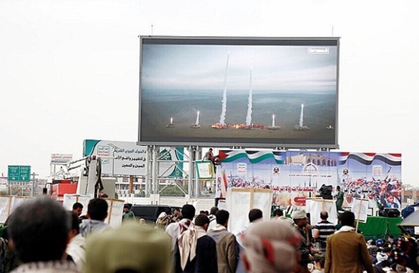 الحوثيون يتحدّون التحالف: مطار صنعاء يعمل بلا إذن وتهديدات مباشرة للمملكة العربية السعودية
