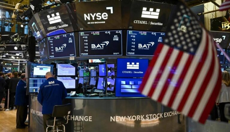 عقود وول ستريت الآجلة ترتفع وأسعار النفط تتراجع في ظل تقدم المحادثات الأمريكية-الإيرانية