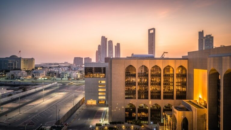 المصرف المركزي الإماراتي يرفع سعر الأساس إلى 3.9% تماشياً مع قرار الاحتياطي الفيدرالي
