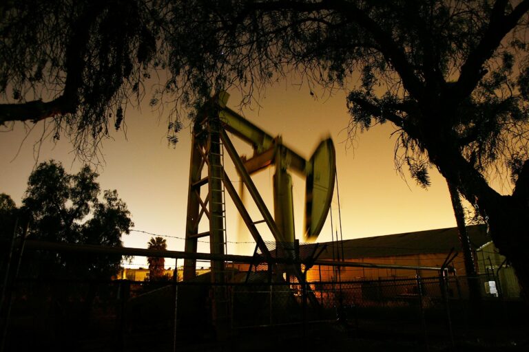 النفط يقفز 3% وسط التصعيد الأمريكي-الإيراني: برنت عند 109.24 دولاراً وWTI يتجاوز 100 دولار